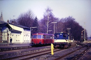 Schienenbus 798 772 (Zug 5154)  und Köf (332 093) im September 1984